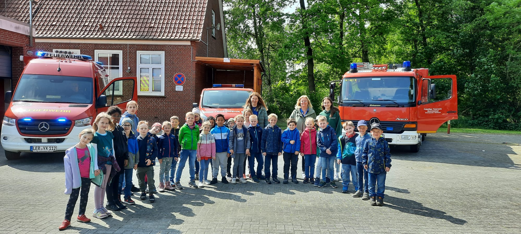 Gruppenfoto 1b der FCSO Grundschule bei der Feuerwehr Veenhusen